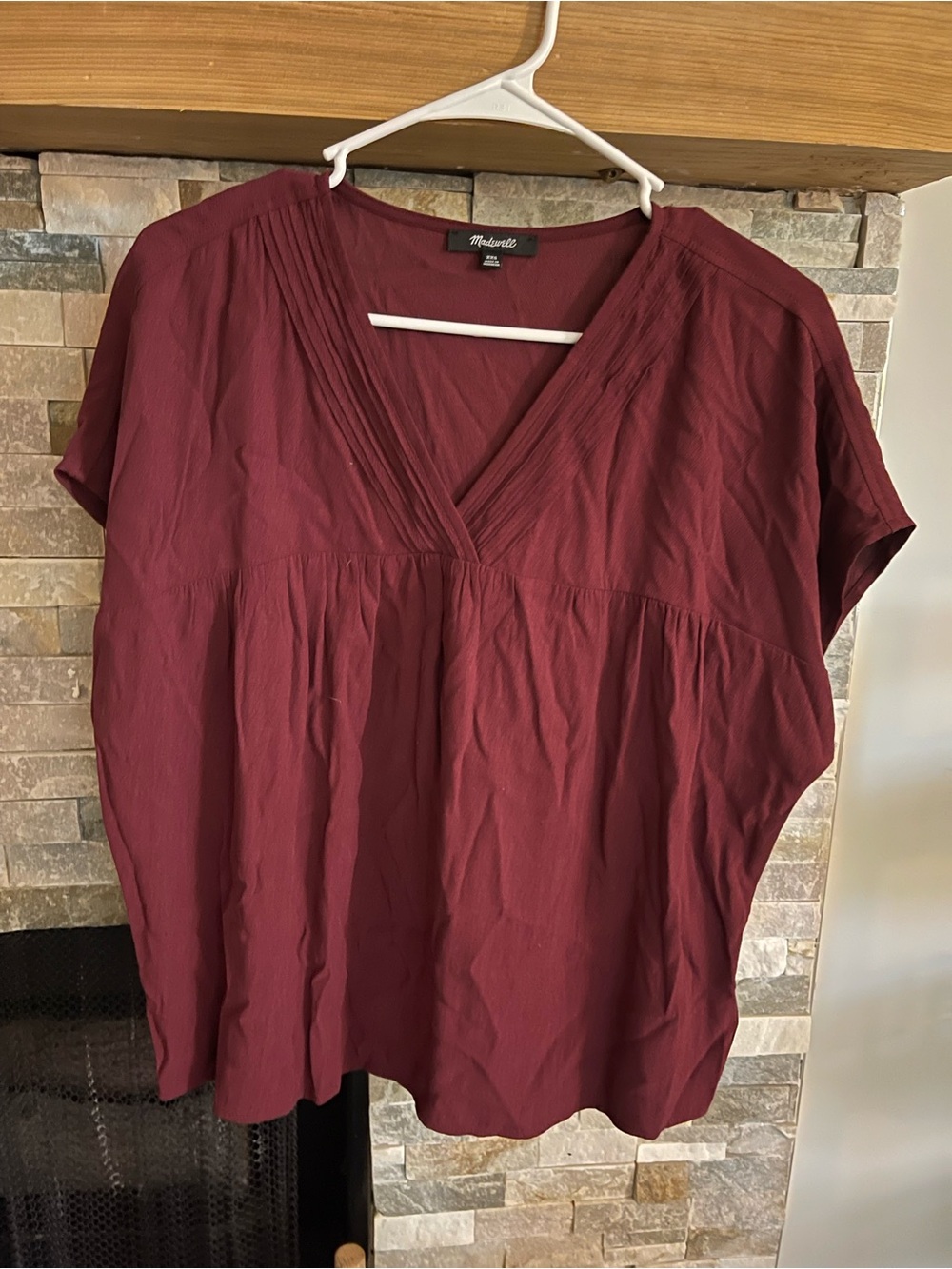 Madewell Pleated V-Neck Short Sleeve Oversized Blouse Top in Deep Wine XXS